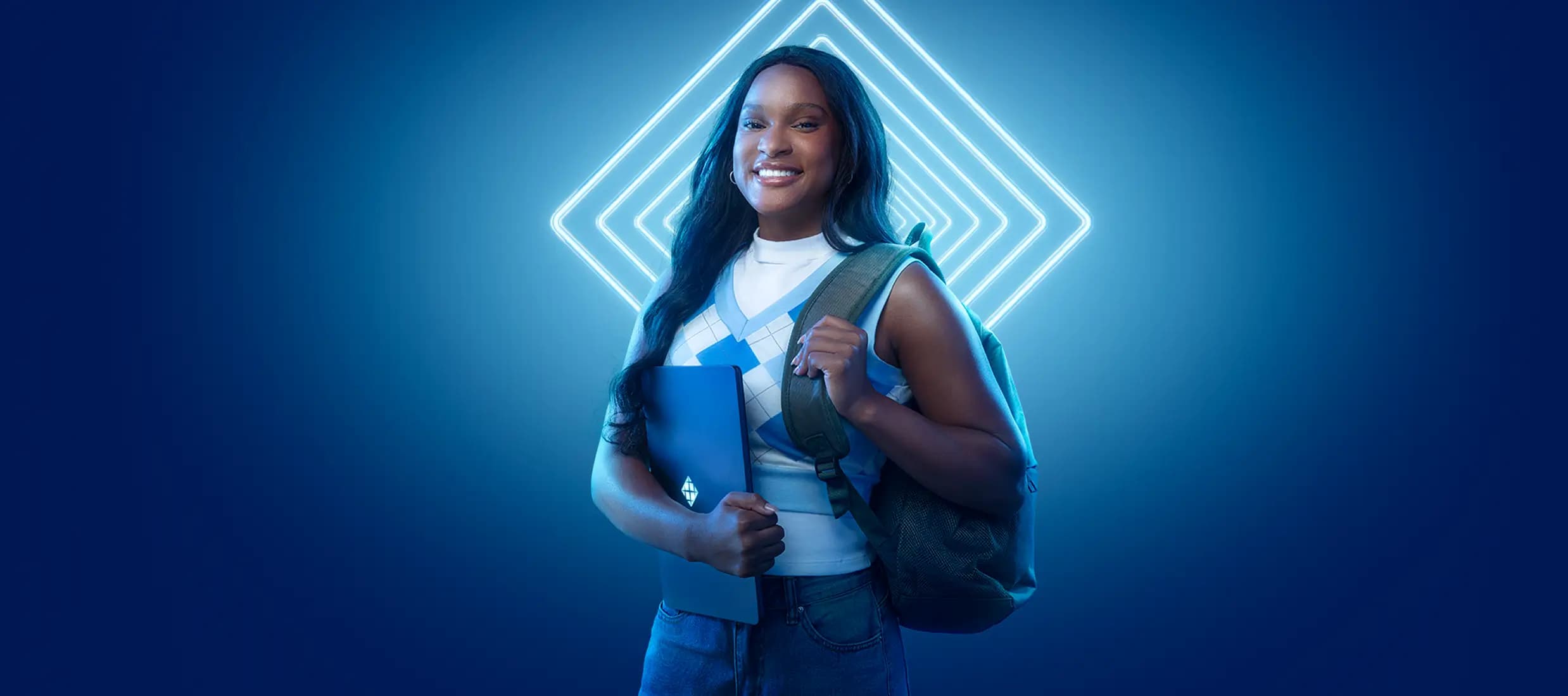 Imagem Ilustrativa de Rebeca Andrade vestida para estudar, segurando uma bolsa nas costas e um notebook na mão, sorrindo em pé